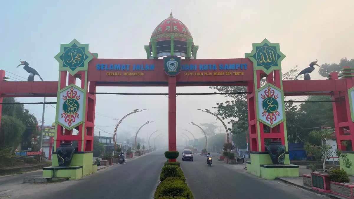 KABUT ASAP: Kawasan Jalan Tjilik Riwut, depan Stadion 29 November Sampit, diselimuti kabut asap akibat Karhutla, Kamis (6/8/2026) pagi. FOTO: FAHRI/RADAR SAMPIT