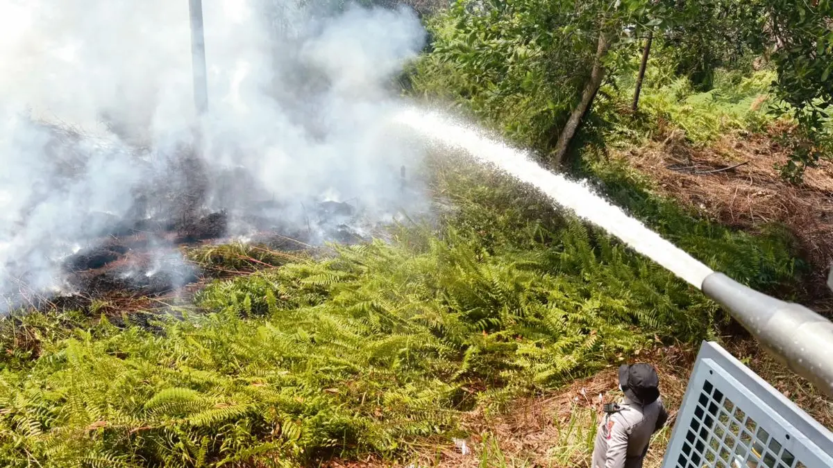 KARHUTLA: Kendaraan taktis (Rantis) AWC Polres Kotim dikerahkan membantu pemadaman Karhutla di Jalan Tjilik Riwut, Baamang, Sampit, Rabu (5/8/2026). FOTO: POLRES KOTIM/RADAR SAMPIT