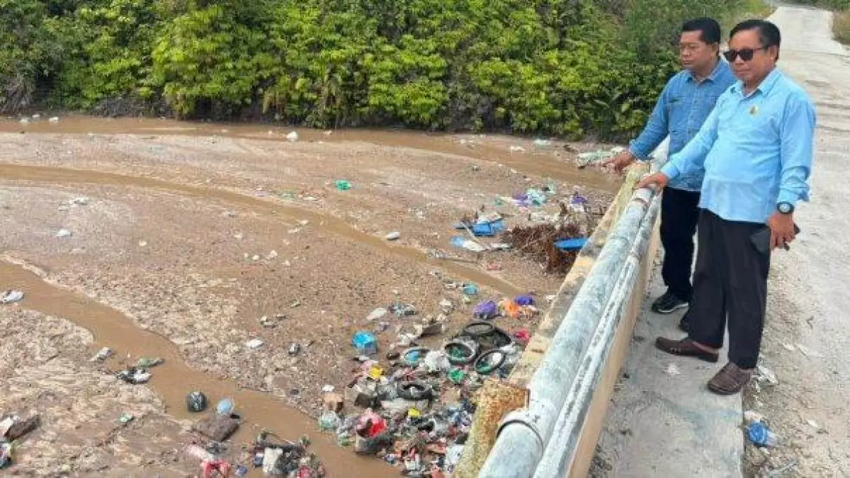 Ketua Komisi II DPRD Kabupaten Gumas Herbert Y Asin bersama Sekretaris Komisi II Selsius Aprianus, saat melihat tumpukan sampah di sungai, pekan lalu.(istimewa)