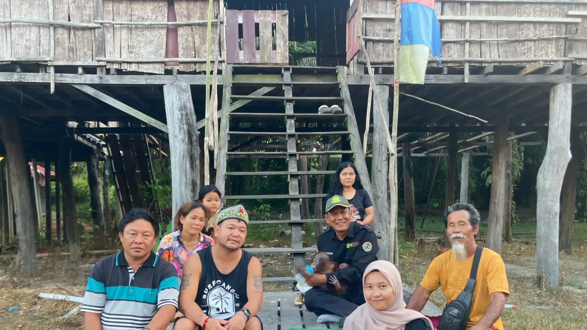 Ketua Perajah Motanoi Indonesia Sulpius Serinus bersama warga menyerahkan satu individu anak orangutan kepada petugas BKSDA Resort Sampit di rumah betang di Desa Penyangga, Kecamatan Telawang, Rabu (5/8/2026). (Warga/Radar Sampit)&nbsp;