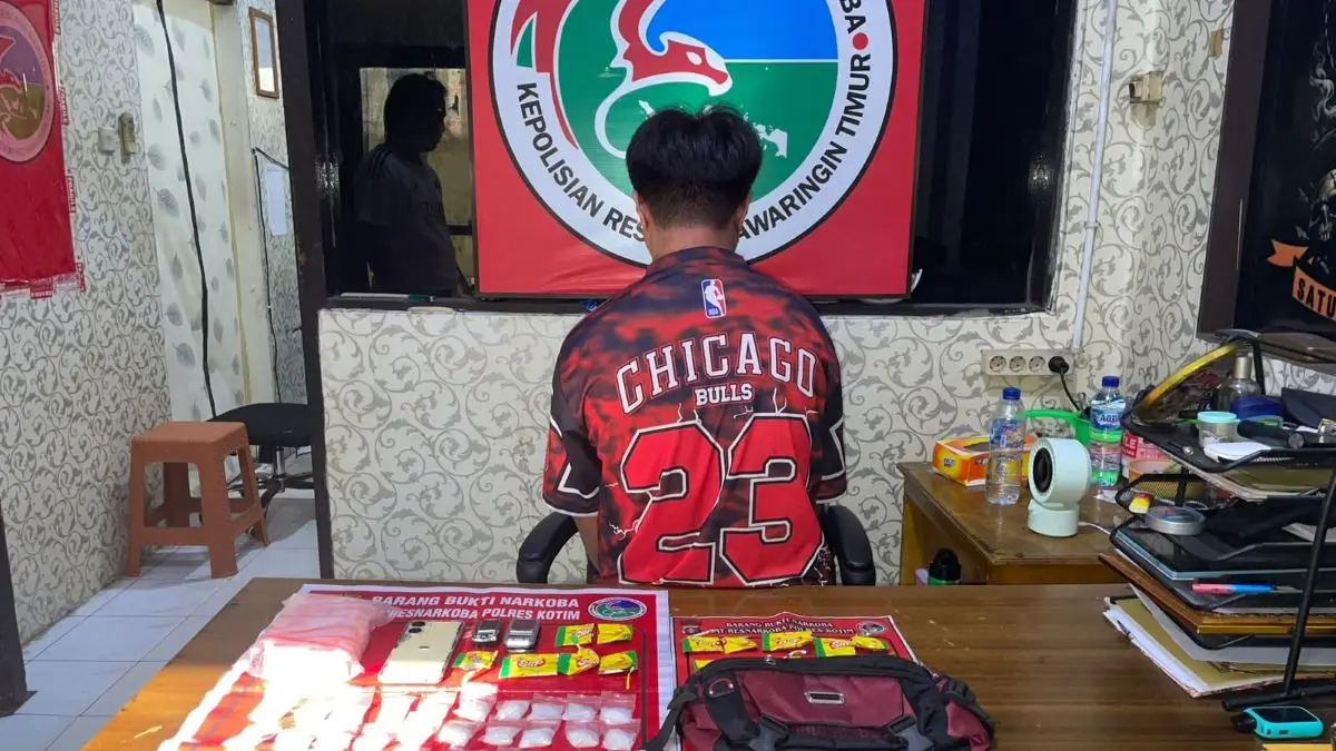 NARKOBA : Pelaku DM (41) bersama barang bukti narkoba diamankan di Mapolres Kotim. FOTO: POLRES KOTIM/RADAR SAMPIT