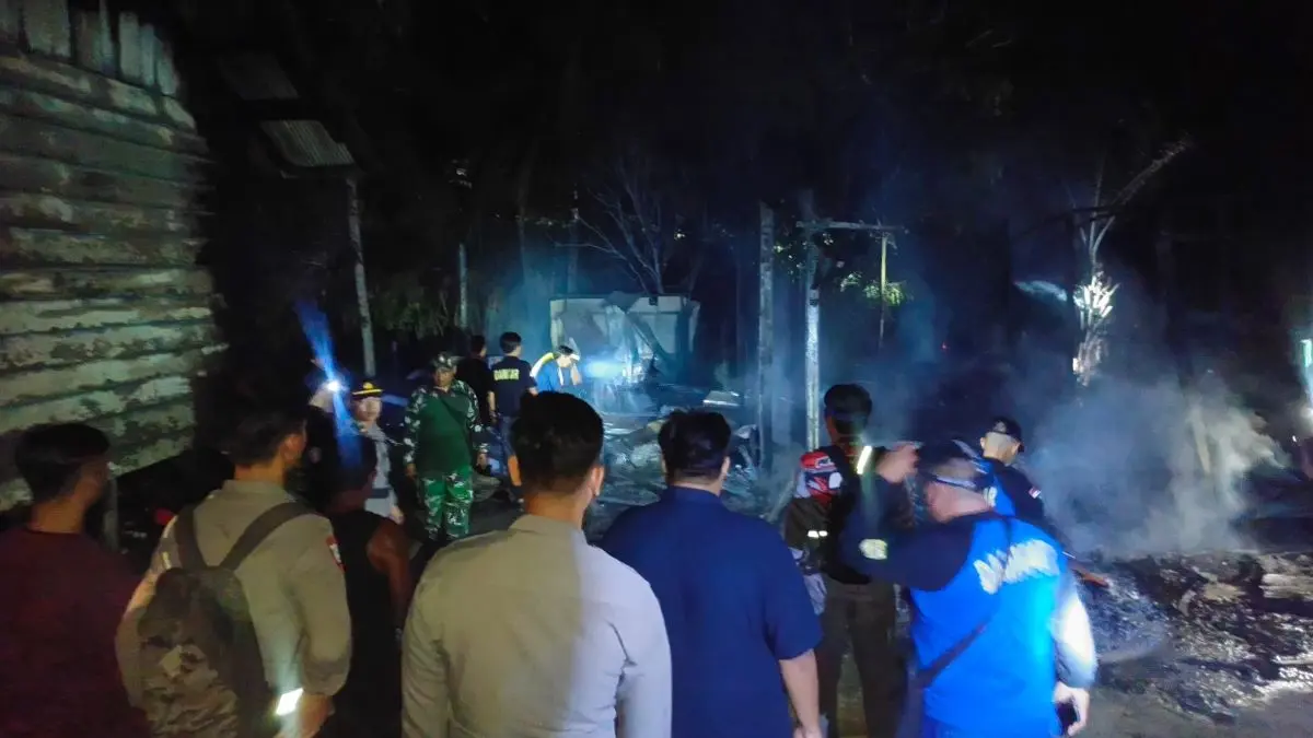 PADAMKAN API : Personel Polsek Kurun, TNI, Damkar dan masyarakat berupaya memadamkan api yang menghanguskan rumah warga Desa Petak Bahandang, Kecamatan Kurun, Gunung Mas, Rabu (5/8/2026) petang. FOTO : POLRES GUMAS/RADAR SAMPIT