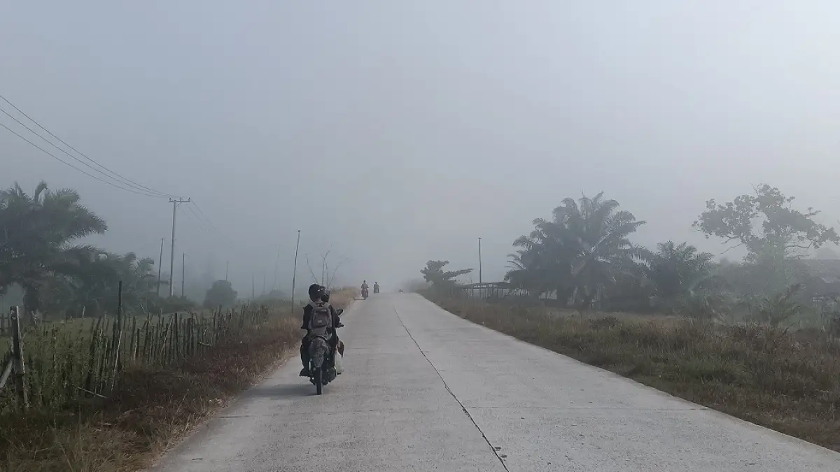 Pengendara roda dua yang akan beraktivitas mengalami keterbatasan jarak pandang saat melintas di Jalan Pangkalan Bun menuju Kotawaringin Lama, Rabu 5 Agustus 2026. (TYO/RADAR SAMPIT)&nbsp;