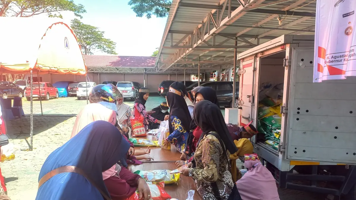 Perum Bulog Cabang Kotawaringin Timur menyalurkan 2 ton beras dan 1.200 liter minyak goreng untuk memeriahkan Hari Jadi ke-24 Kabupaten Seruyan, Rabu (5/8). (RIFANI/RADAR SAMPIT) 
