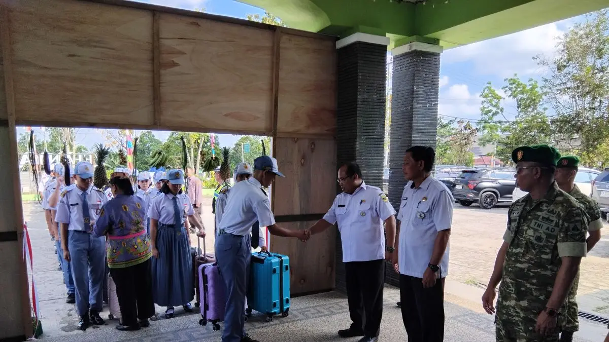 SAMBUT : Bupati Gumas Jaya Samaya Monong diwakili Asisten I Setda Ruby Haris bersama Kepala Badan Kesbangpol Jhonson Ahmad, menyambut kedatangan calon paskibraka untuk menjalani pusdiklat, Rabu (5/8) sore. FOTO : ARHAM SAID/RADAR SAMPIT