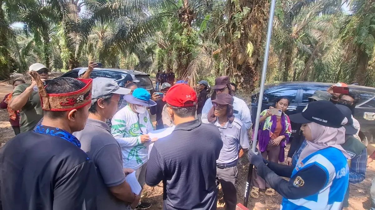 Majelis Hakim Pengadilan Negeri Sampit bersama para pihak melakukan pemeriksaan setempat (descente) terhadap delapan titik objek sengketa lahan dalam perkara perdata antara Rudianto dkk melawan PT Mulia Agro Permai (MAP) di Desa Pasir Putih, Kabupaten Kotawaringin Timur, Jumat (7/8/2026).