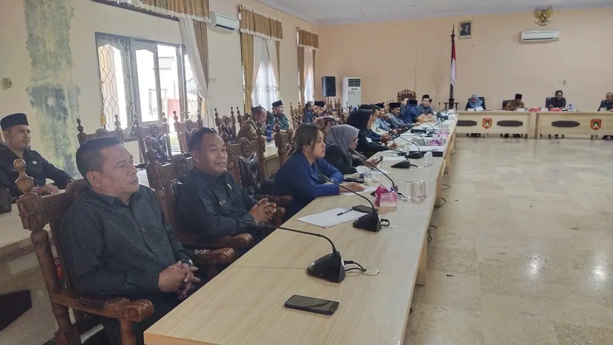 Anggota DPRD Kotawaringin Barat saat rapat dengar pendapat soal BBM dan kelistrikan. &nbsp;(SYAMSUDIN/RADAR SAMPIT) 