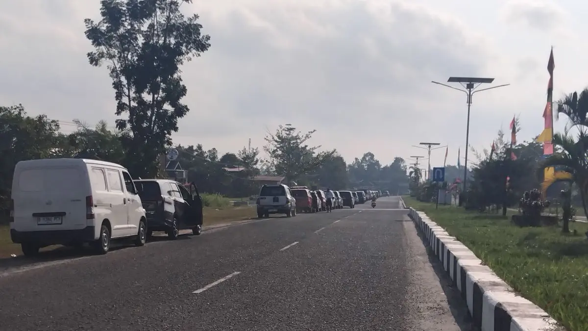ANTREAN : Kondisi antrean panjang kendaraan roda empat di SPBU Kuala Kurun, Jalan Diponegoro, Jumat (7/8/2026). FOTO : ARHAM SAID/RADAR SAMPIT