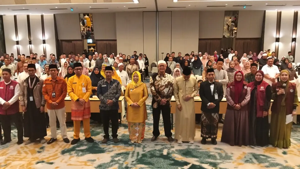 Bupati Kotawaringin Barat (Kobar), Hj Nurhidayah saat melepas 250 jemaah umrah di Hotel Mercure Pangkalan Bun, Kamis (6/8/2026). (Syamsudin/Radar Sampit)