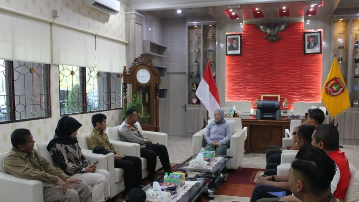 Bupati Kotawaringin Barat Nurhidayah memimpin rapat pembahasan antrean BBM bersubsidi, Jumat 7 Agustus 2026. (ist)&nbsp;