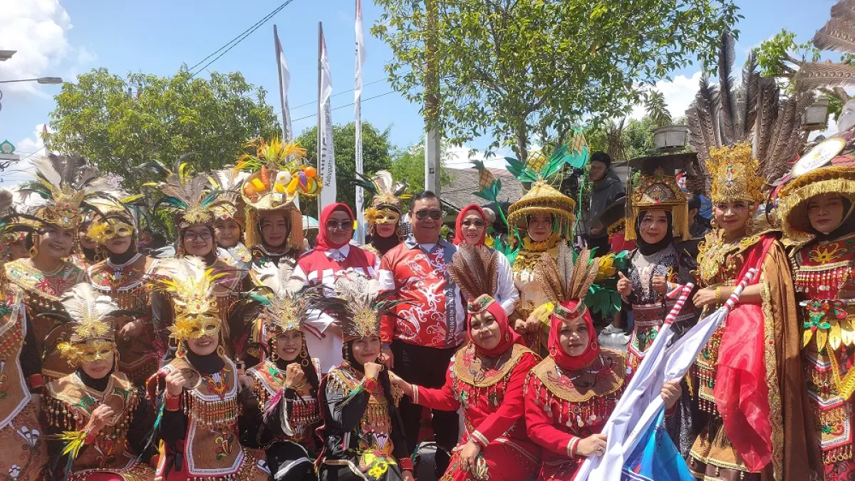 Bupati Kotim Halikinnor didampingi Ketua TP-PKK Kotim Khairiah Halikinnor dan Wakil Bupati Kotim Irawati, ketika bersama peserta pawai pembangunan Kotim, merayakan HUT ke 80 Kemerdekaan RI.(dok.yuni/radarsampit)