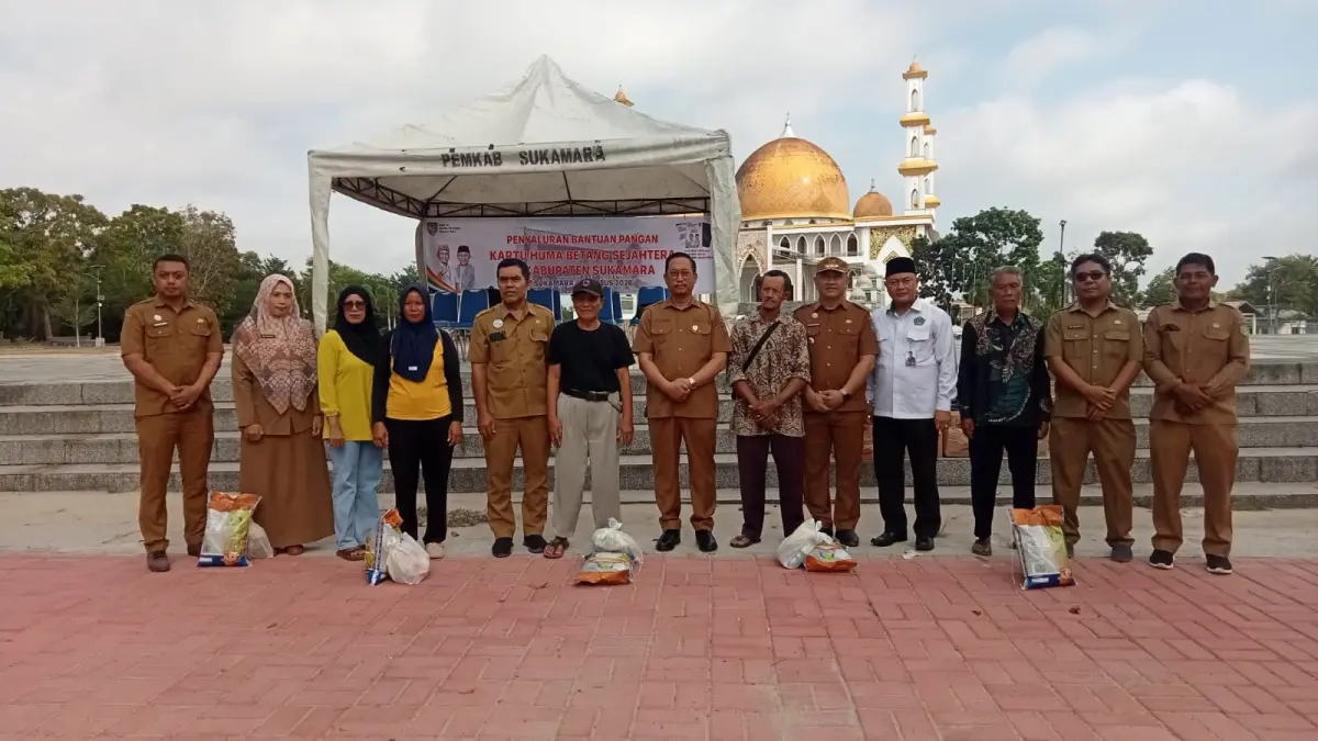 Bupati Sukamara Masduki menyerahkan bantuan pangan program KHBS belum lama ini. (FAUZIANNUR/RADAR SAMPIT)&nbsp;
