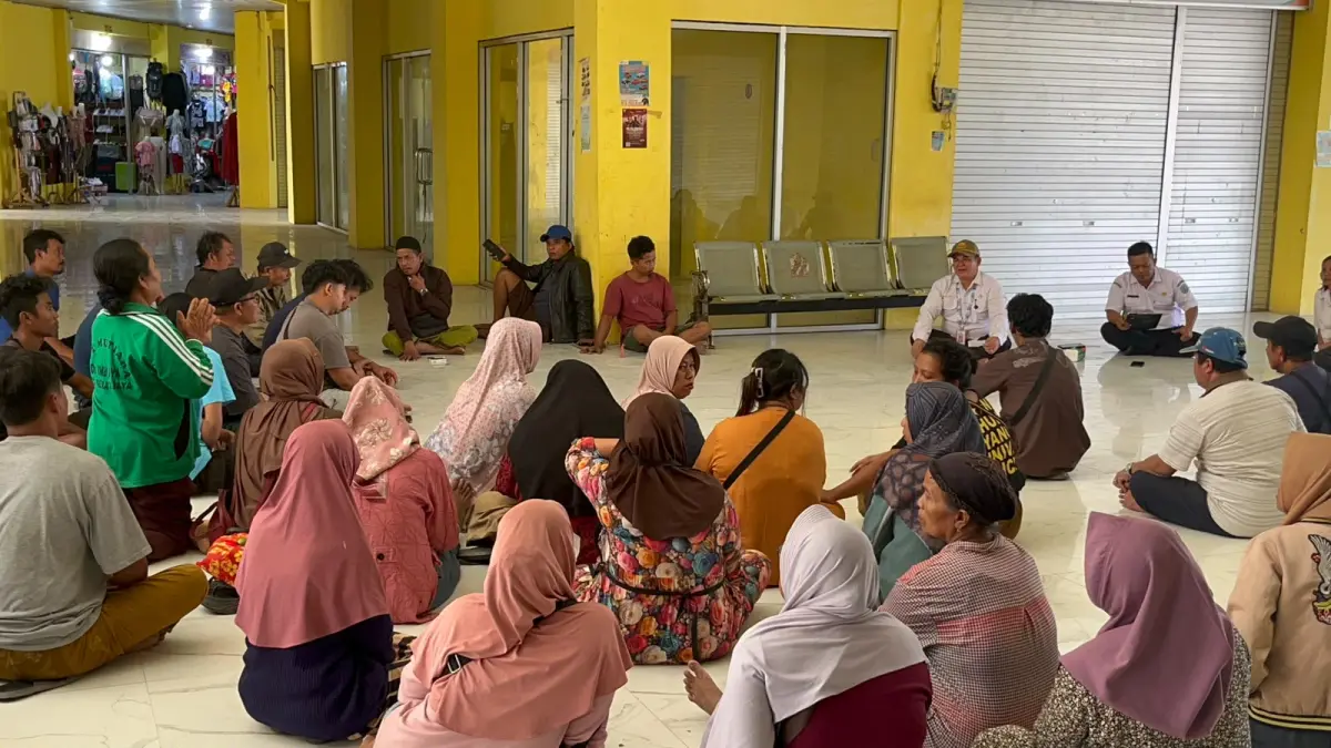 Kepala Dinas Koperasi, Usaha Kecil dan Menengah, Perdagangan, dan Perindustrian (DKUKMPP) Kabupaten Lamandau Hendroplin Minsen Djaliwan menggelar pertemuan dengan para pedagang pada Rabu (5/8). (RIA/RADAR SAMPIT) 