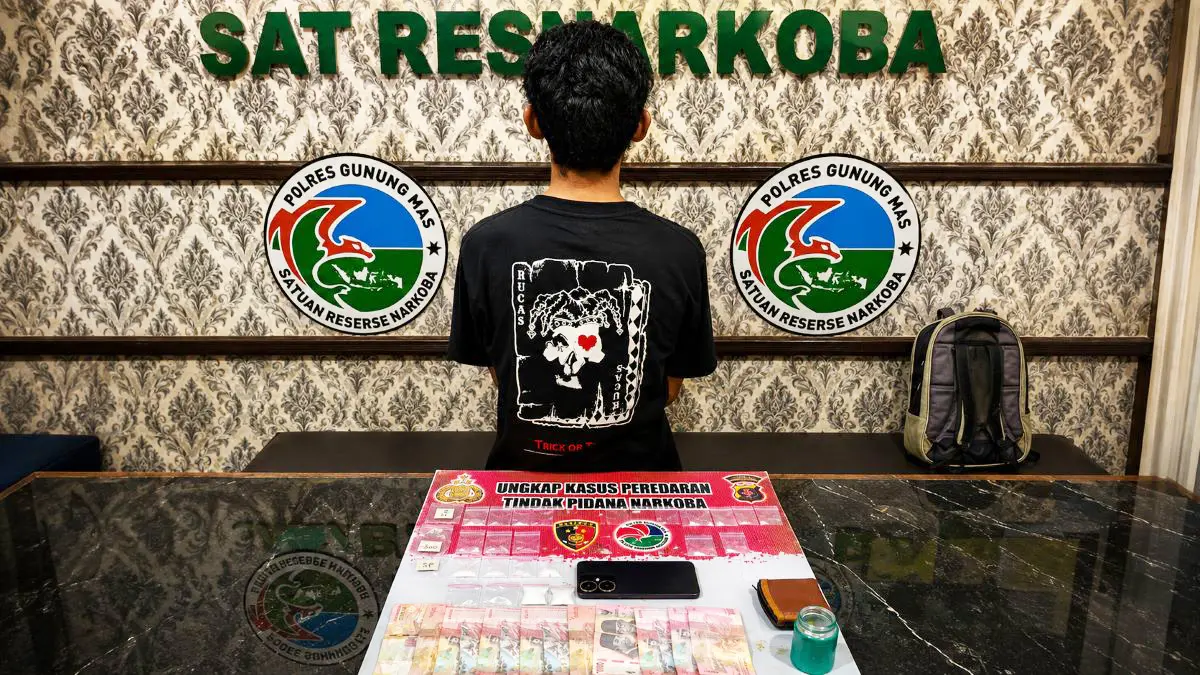 NARKOBA : Tersangka AM (24) beserta barang bukti ketika diamankan di kantor Satresnarkoba Polres Gumas, Jumat (7/8/2026). FOTO : POLRES GUMAS/RADAR SAMPIT