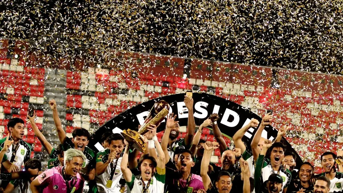 Para pemain Persebaya saat mengangkat Piala Presiden 2026, Kamis (6/8).(int)