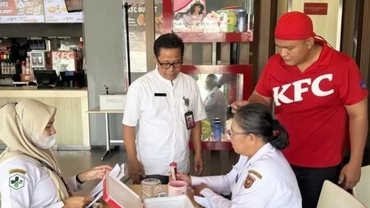 Pengujian sampel air bersih dan sampel makanan untuk diuji di Laboratorium Kesehatan Kobar, di salah satu restoran cepat saji di Jalan Utama Pasir Panjang, Kamis 6 Agustus 2026. (ist)&nbsp;