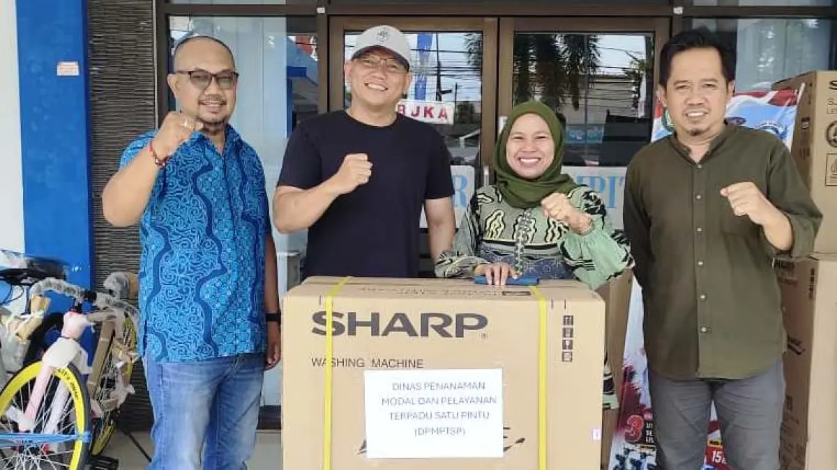 Penyerahan hadiah Gowes Kemerdekaan 2026, dari DPMPTSP Kotim, Jumat (7/8). (bella/sampit)
