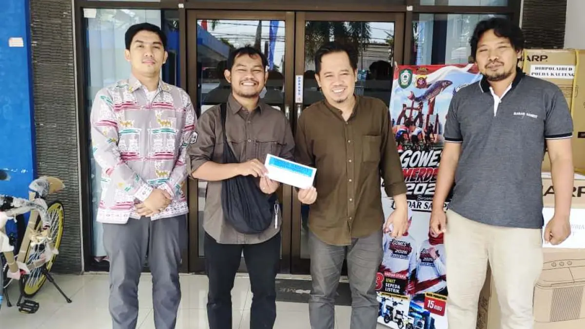 Penyerahan hadiah Gowes Kemerdekaan 2026, dari PT PLN-ULP Sampit (bella/radarsampit)