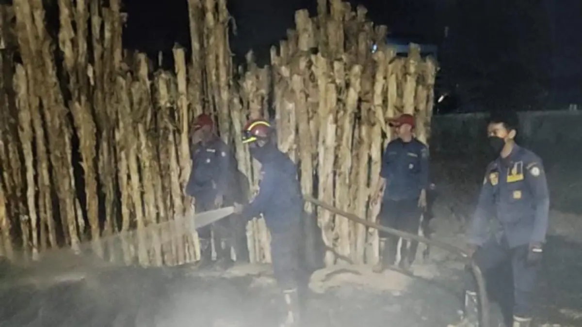 Petugas Disdamkarmat Kotim menyiram tumpukan galam yang terbakar di Jalan Seribu Dahan, Kelurahan Mentawa Baru Hulu, Kecamatan Baamang Baru Ketapang, Kamis malam (6/8/2026). (Disdamkarmat Kotim)&nbsp;