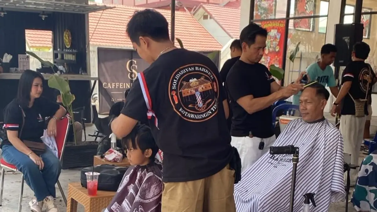 POTONG RAMBUT : Masyarakat antusias potong rambut bayar seikhlasnya di Teras Swalayan UMKM Sampit, Jumat (7/8/2026). FOTO: ALFIAN ARWI PERMANA/RADAR SAMPIT