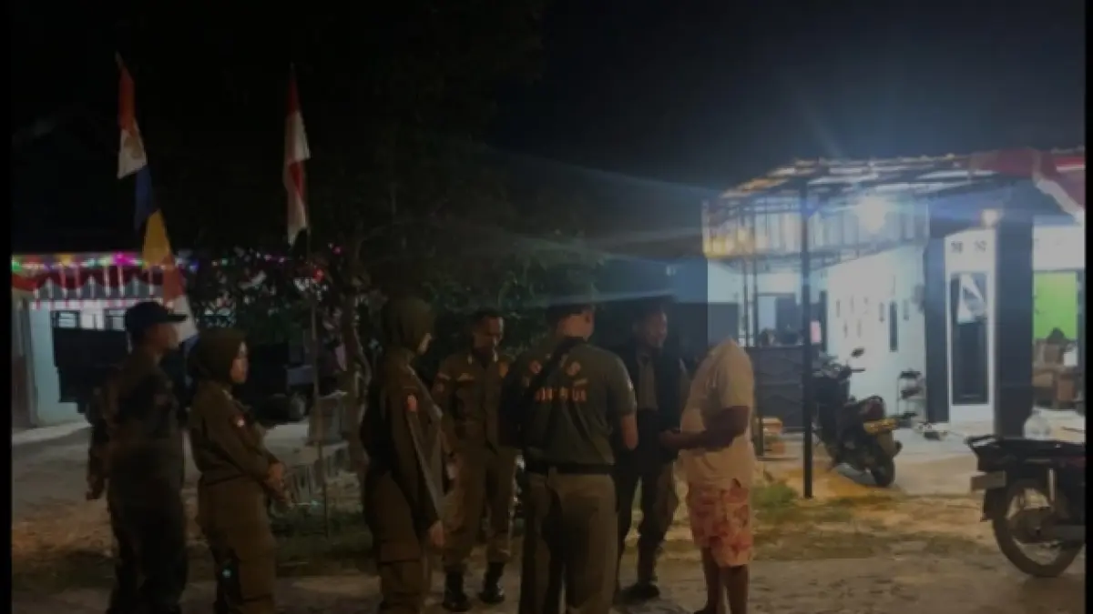 Satpol PP memperingatkan pemilik warung di Jalan Tjilik Riwut II, Gang Rajawali II, tepatnya di belakang Pondok Jati Mas, Kelurahan Madurejo, belum lama ini. (SATPOL PP KOBAR)&nbsp;