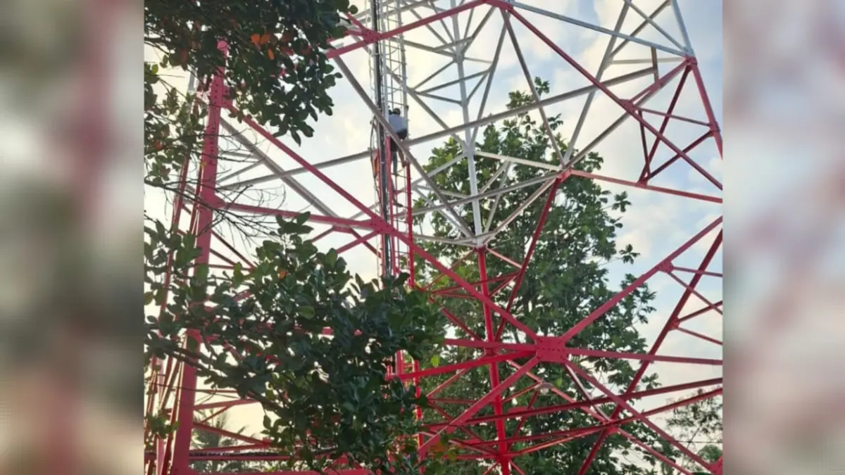 Sejumlah warga berupaya membujuk seorang wanita yang nekat memanjat tower pemancar TVRI, di Jalan H Imran Sampit, Jumat (7/8/2026). (Warga/Radar Sampit)&nbsp;