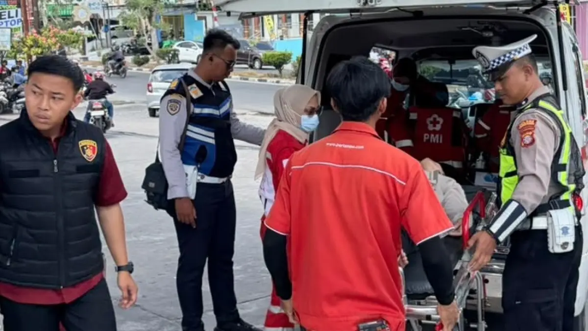Seorang perempuan pingsan saat mengantre untuk mengisi BBM di SPBU Jalan Pangeran Diponegoro, Pangkalan Bun, Kamis (6/8).&nbsp; (ist)&nbsp;

&nbsp;&nbsp;