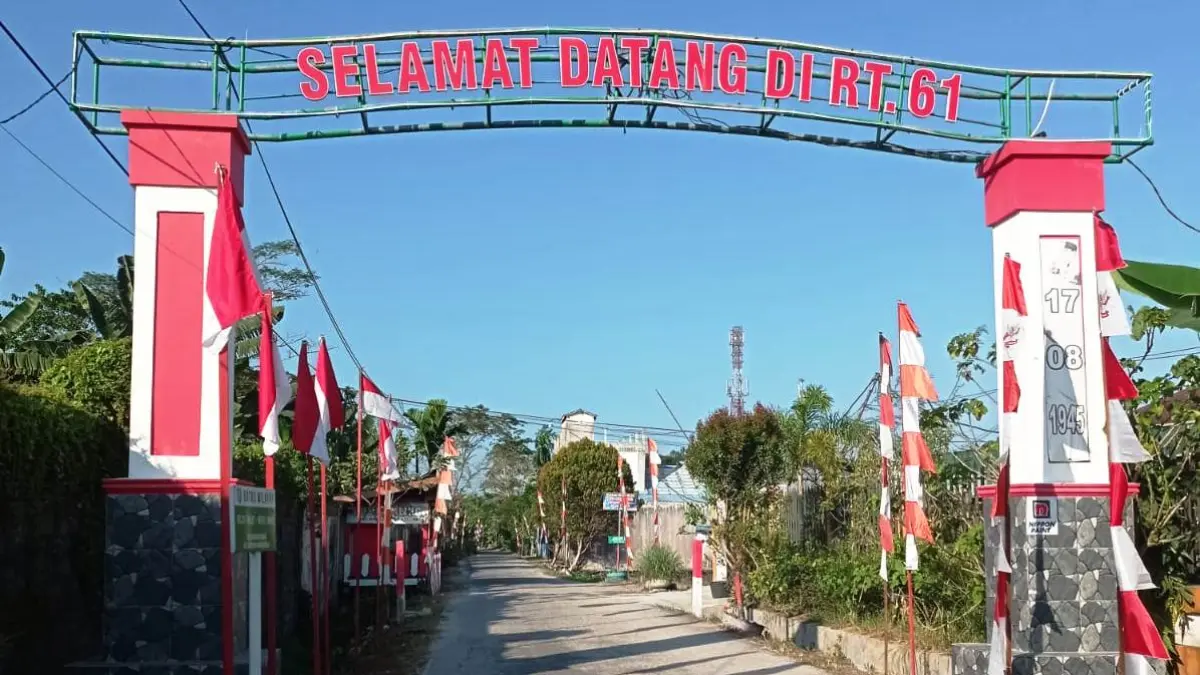 Suasana kawasan Jalan Teratai 5 Sampit. Tepatnya di RT 61 RW 07, Kecamatan Mentawa Baru Ketapang menyambut HUT ke 81 Kemerdekaan RI. (bayu/radarsampit)