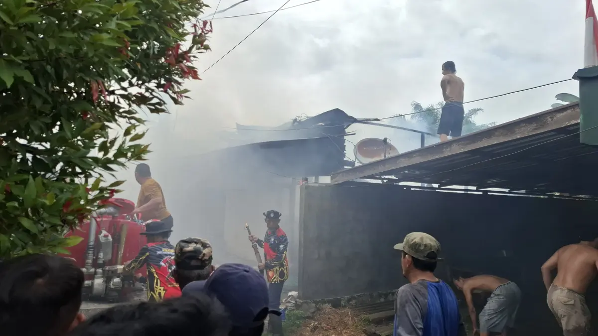 TERBAKAR: Puluhan warga dan petugas saat bahu membahu memadamkan api di Gang Resmi, Kecamatan Mentawa Baru Ketapang, Sampit, Jumat (7/8) siang. FAHRY/RADAR SAMPIT
