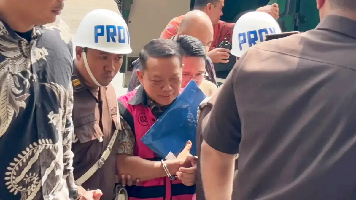 TPPU : Eks Jampidsus Febrie Adriansyah mendatangi Kejaksaan Agung (Kejagung) untuk menjalani pemeriksaan oleh Tim 9 sebagai tersangka, Jumat (7/8). (Ryandi Zahdomo/JawaPos.com)
