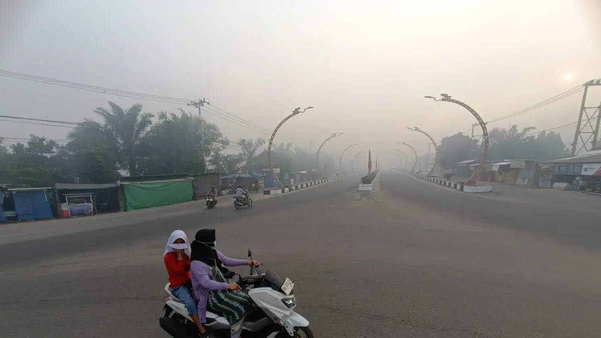 Kabut asap di sekitar Jalan Tjilik Riwut, kawasan Terowongan Nur Mentaya, Sabtu pagi (8/8/2026). Tampak pengendara melintas menggunakan masker menghindari dampak kabut asap. (Usay Nor Rahmad /Radar Sampit)&nbsp;