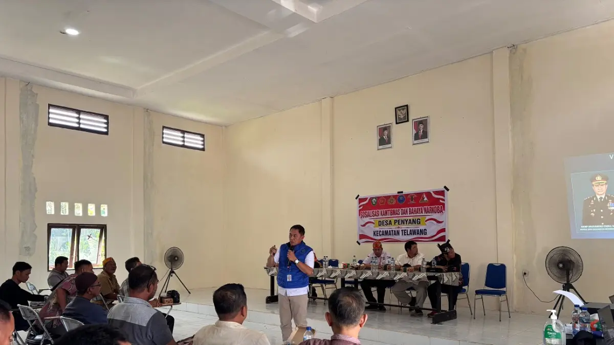 Kepala BNNK Kotim AKBP Muhammad Fadli saat menyampaikan edukasi terkait bahaya narkoba kepada masyarakat di Desa Penyang Kecamatan Telawang, baru-baru ini. (IST)&nbsp;