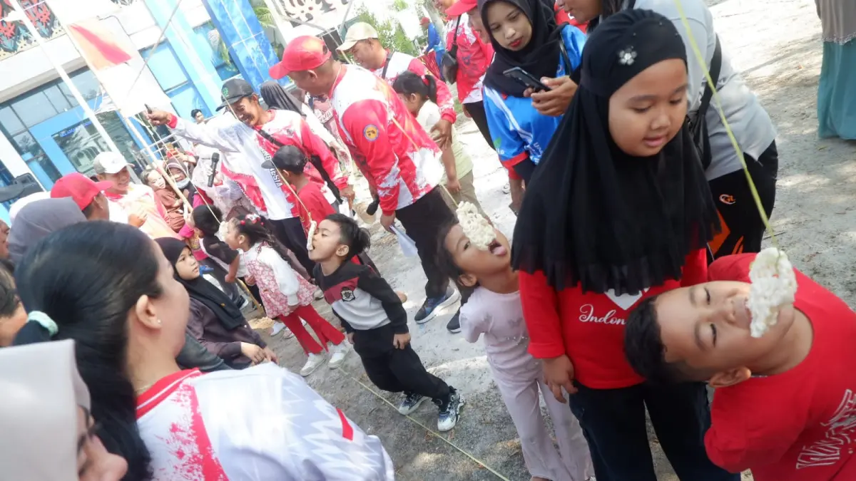 Keseruan anak karyawan-karyawati Perumda Tirta Mentaya saat lomba makan kerupuk menyambut HUT ke-81 Kemerdekaan Republik Indonesia, Sabtu pagi (8/8/2026). (Usay Nor Rahmad/Radar Sampit)&nbsp;