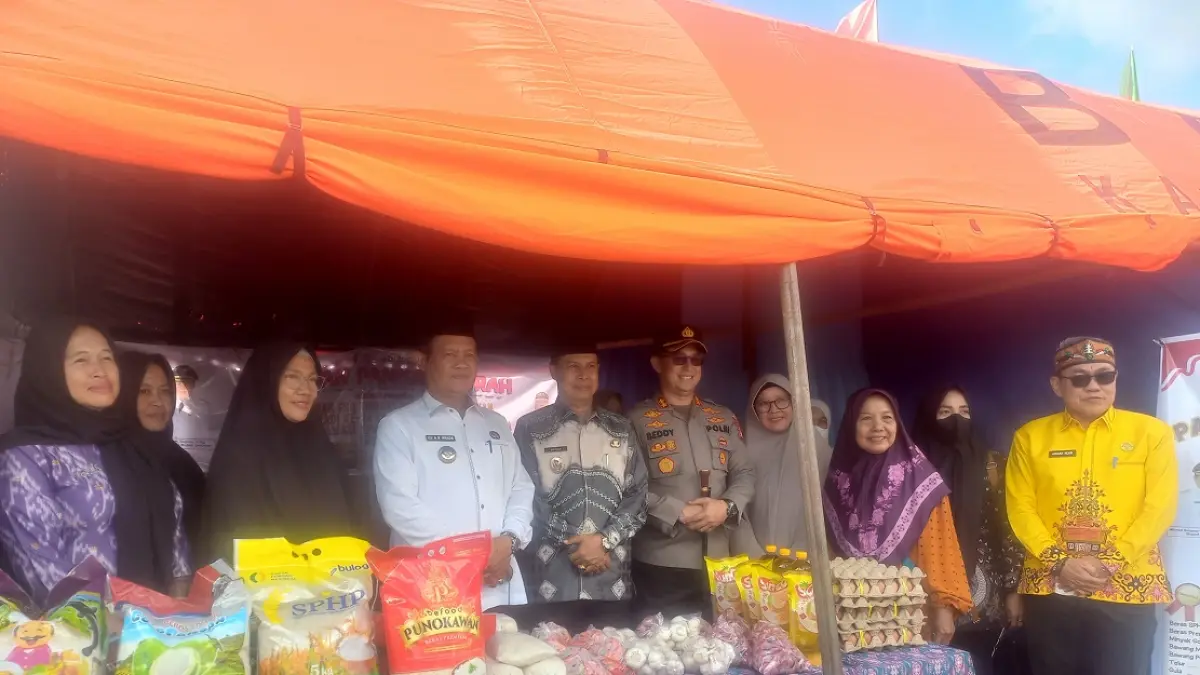 Pelaku usaha mengikuti Pasar Rakyat dan UMKM yang digelar bersamaan dengan Musabaqah Tilawatil Qur’an dan Hadits (MTQH) XIX Kabupaten Seruyan. &nbsp;(RIFANI/RADAR SAMPIT)&nbsp;