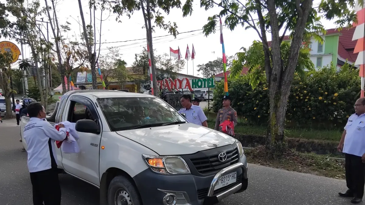 Pemerintah Kabupaten Gunung Mas membagikan 100 bendera kepada masyarakat di Jalan Letjen Suprapto, Kuala Kurun, Kamis (6/8). (ARHAM SAID/RADAR SAMPIT)&nbsp;&nbsp;