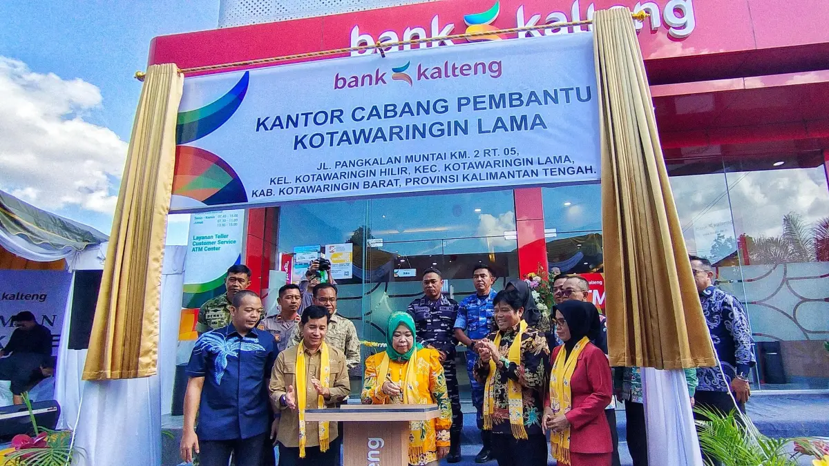 Peresmian kantor capem oleh Bupati Kotawaringin Barat (Kobar), Hj Nurhidayah, bersama Direktur Utama Bank Kalteng, Maslipansyah disaksikan para tamu undangan, Jumat (7/8/2026).