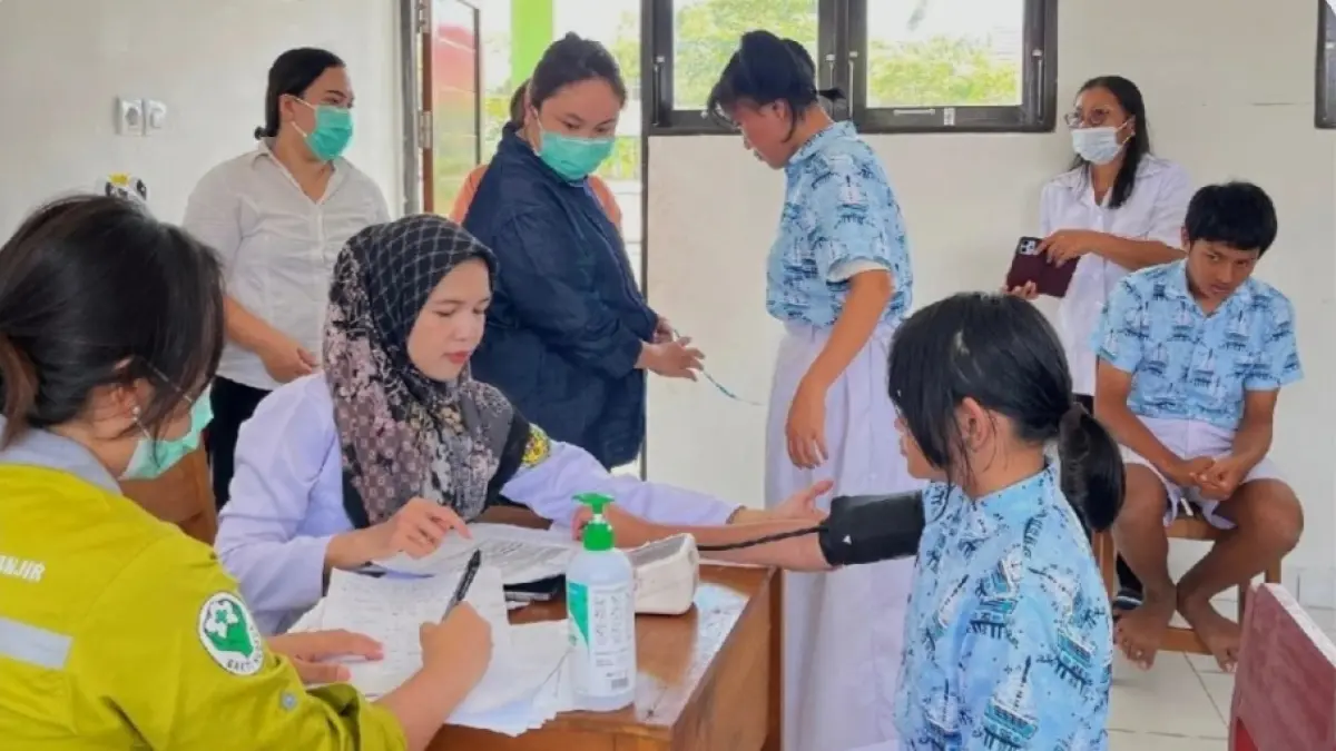 Tenaga kesehatan dari Puskesmas Tampang Tumbang Anjir melaksakan cek kesehatan di SKH Negeri Kuala Kurun, Rabu (5/8). (PUSKESMAS TAMPANG TUMBANG ANJIR)