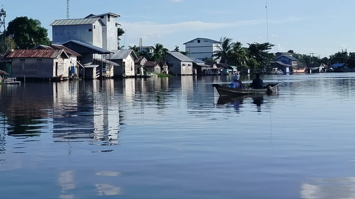 Warga sedang memancing di tengah Sungai Jelai menggunakan perahu kecil. (FAUZIANNUR/RADAR SAMPIT)&nbsp;