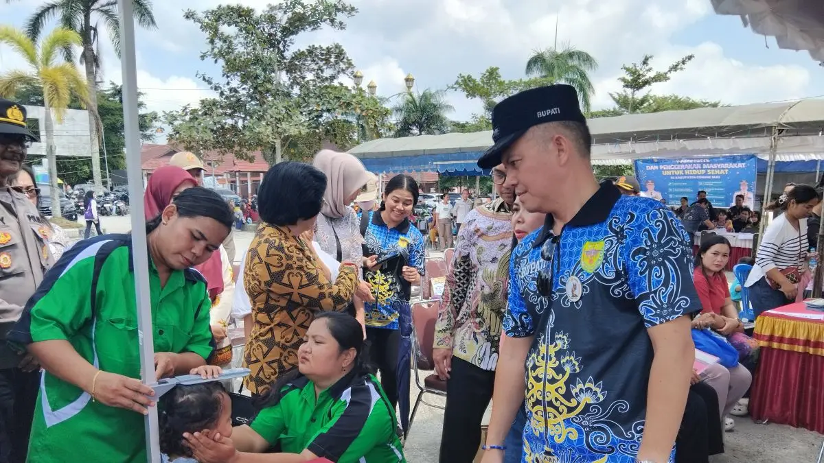 PANTAU : Bupati Gumas Jaya Samaya Monong didampingi Wakil Bupati Gumas Efrensia LP Umbing dan Ketua TP-PKK Mimie Mariatie Jaya Samaya Monong ketika memantau pendataan, pengukuran dan penimbangan balita, di Taman Kota Kuala Kurun, Jumat (7/8/2026). FOTO : ARHAM SAID/RADAR SAMPIT