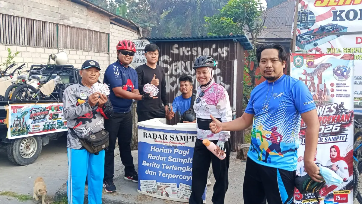 Anggota Polairud Polda Kalteng dan anggota komunitas Hidroponik Sampit mendaftar gowes kemerdekaan Radar Sampit di Taman Kota Sampit. (Radar Sampit)