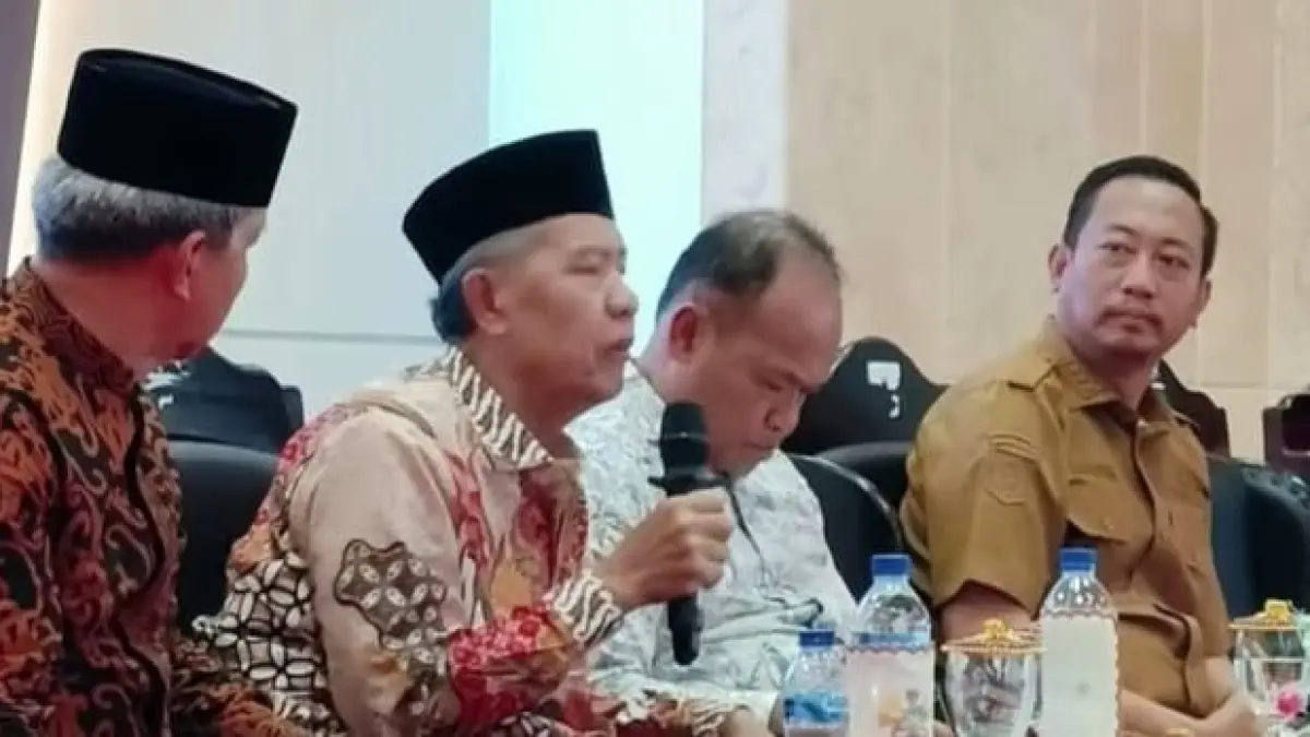 Bupati Sukamara Masduki saat mengadakan pertemuan bersama salah satu perguruan tinggi. (FAUZIANNUR/RADAR SAMPIT)&nbsp;