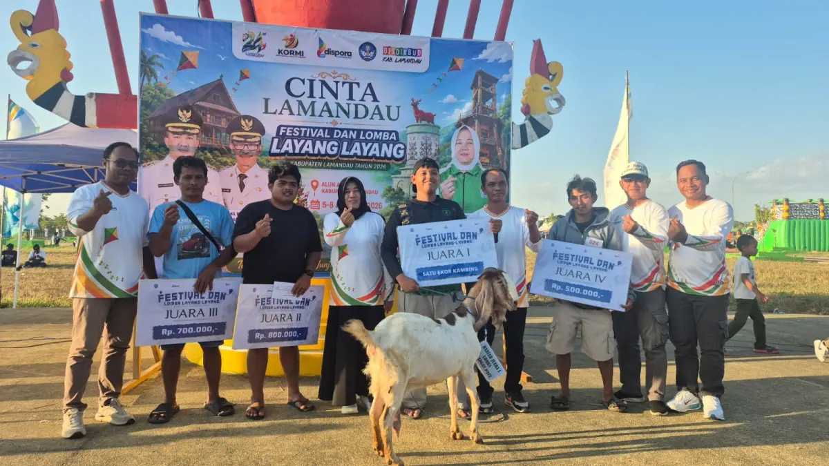 Juara 1 Lomba Layang-Layang mendapatkan hadiah seekor kambing. (RIA/RADAR SAMPIT)&nbsp;
