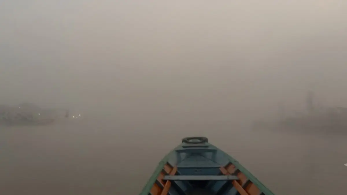 Kabut tebal membatasi jarak pandang motoris getek yang beroperasi di Sungai Arut, Kota Pangkalan Bun, Kabupaten Kotawaringin Barat, Minggu 9 Agustus 2026. (KOKO/RADAR SAMPIT)&nbsp;