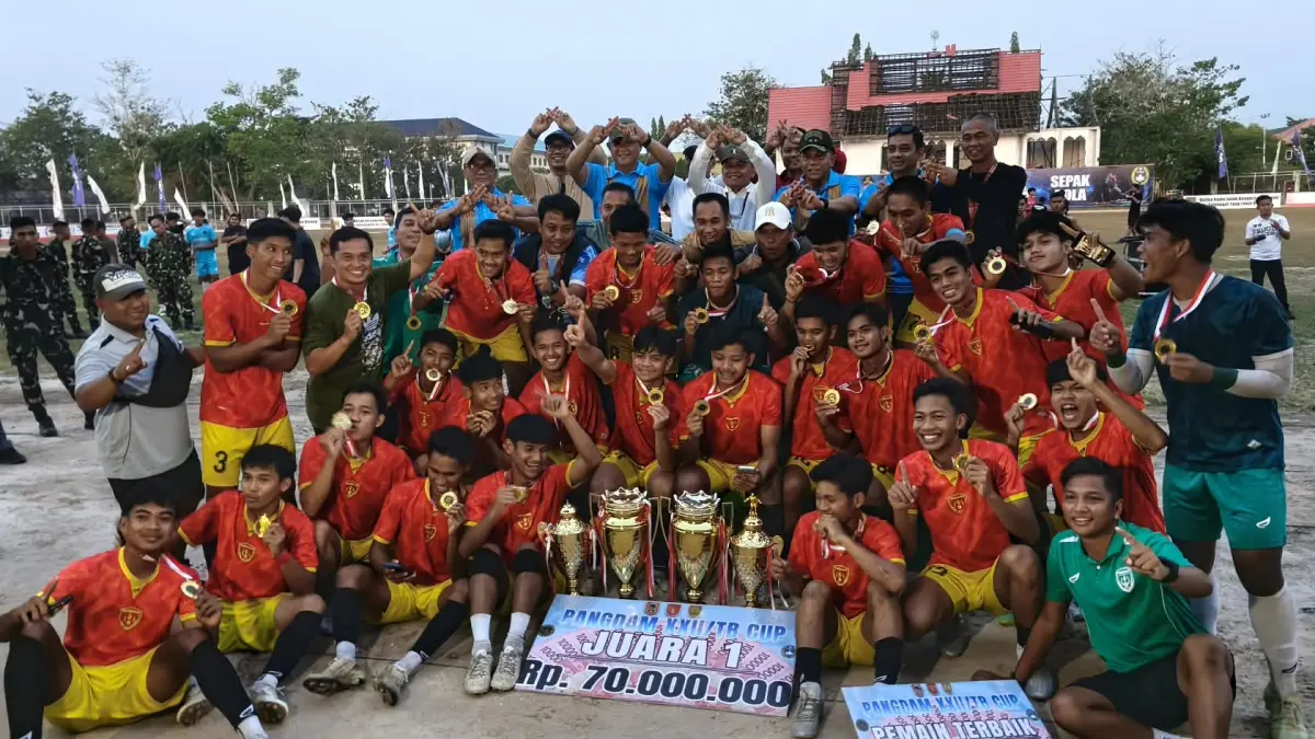 Klub Banjar Martapura saat juara turnamen Gubernur Cup Road to Pangdam XXII/TB Cup 2026 di Stadion Sanaman Mantikei, Palangka Raya, Sabtu (8/8), usai menang tipis 1-0 atas Huma Betang FC.(dodi/radarsampit)