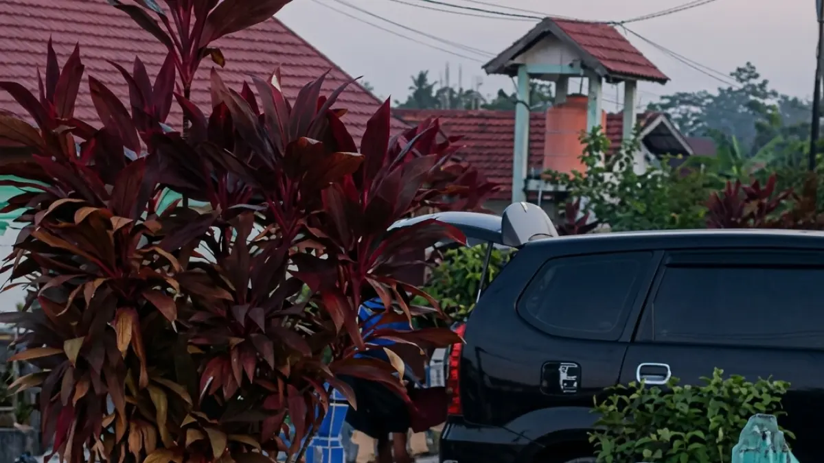 Mobil berwarna hitam menjadi viral saat memindahkan BBM dari tangki mobilnya di area dalam Sekip yang dekat dengan SPBU, belum lama ini. Warga/Radar Sampit