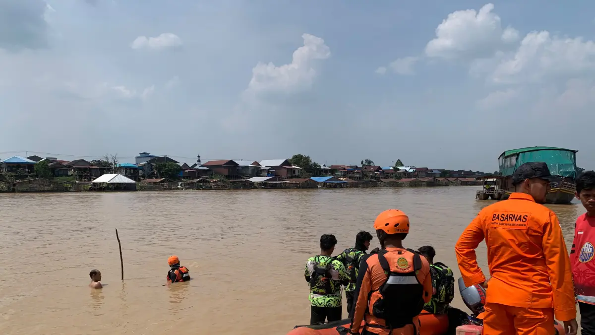 PENCARIAN: Tim Basarnas melakukan pencarian remaja yang dikabarkan hilang tenggelam di Sungai Kahayan, Palangka Raya. (Dodi/Radar Sampit)