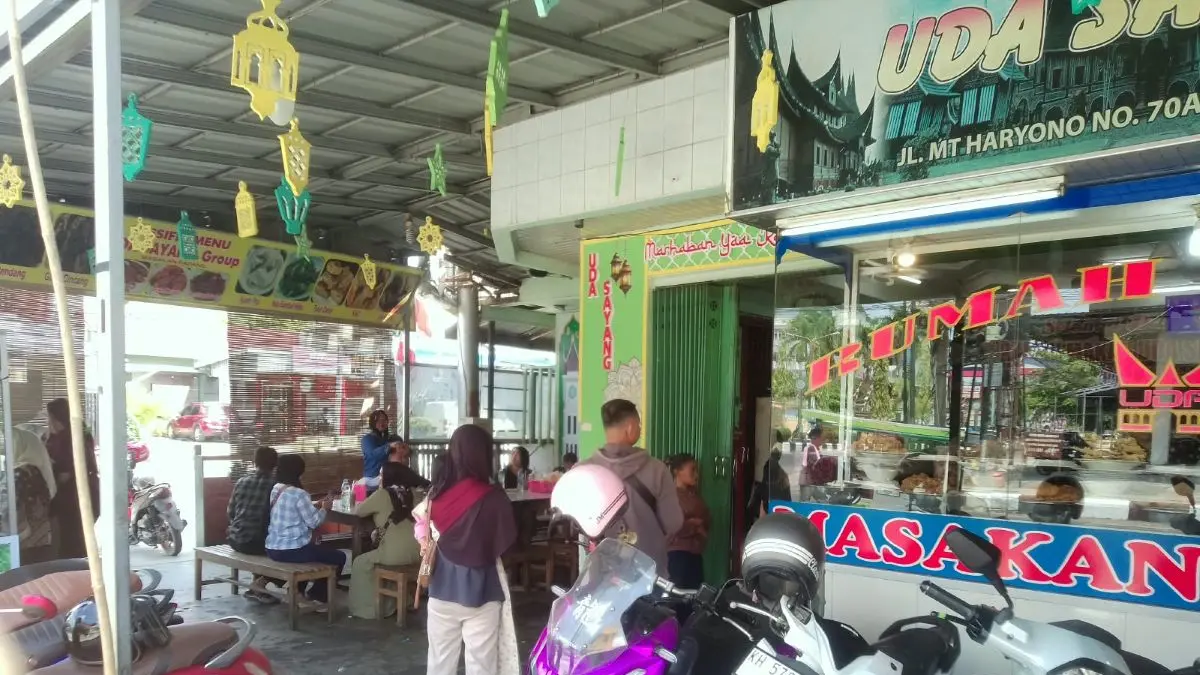 RAMAI: RM Padang Uda Sayang Group ramai dikunjungi warga Sampit, terutama pada jam makan siang. FOTO: ALFIAN ARWI PERMANA/RADAR SAMPIT