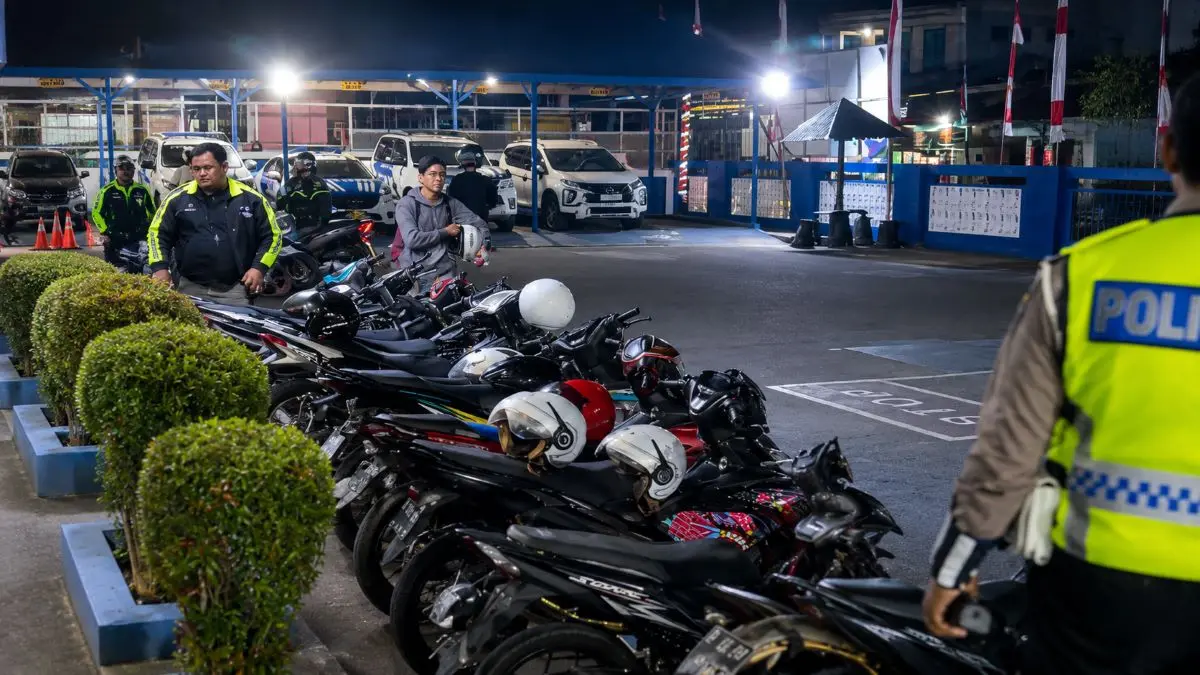RAZIA : Belasan sepeda motor terlibat balap liar terjaring Razia diamankan di Satlantas Polres Kotim, Minggu (9/8/2026) dini hari. FOTO: IST/RADAR SAMPIT