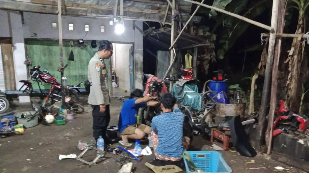 SAMBANG WARGA : Personel Polsek Bukit Batu gelar patroli dialogis dengan menyasar bengkel kendaraan pada Sabtu (8/8/2026). FOTO : IST/ RADAR SAMPIT