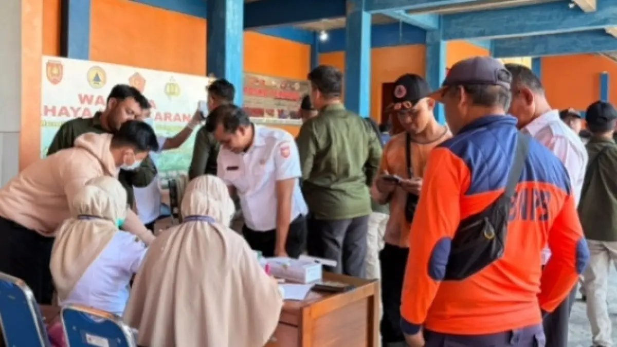 Satgas Karhutla Kotawaringin Barat menjalani pemeriksaan kesehatan di kantor BPBD Kobar, Sabtu 8 Agustus 2026. (ist) 
